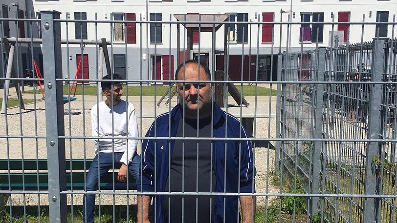 Barak vergangene Woche hinter dem Zaun seiner Flüchtlingsunterkunft. Er ist im Hungerstreik.