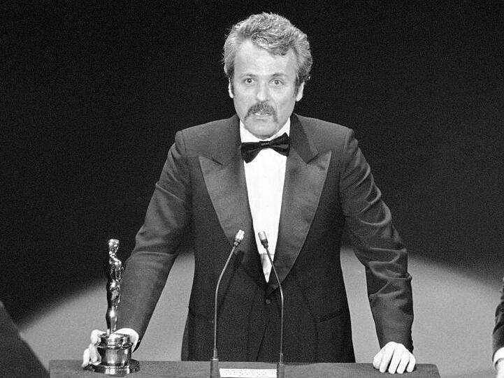 William Goldman nimmt seinen Oscar für das beste adaptierte Drehbuch für "Die Unbestechlichen" entgegen.