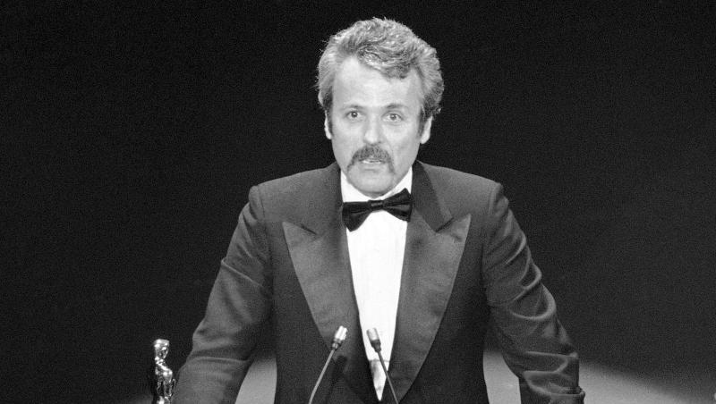 William Goldman nimmt seinen Oscar für das beste adaptierte Drehbuch für "Die Unbestechlichen" entgegen. William Goldman nimmt seinen Oscar für das beste adaptierte Drehbuch für "Die Unbestechlichen" entgegen.