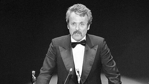 William Goldman nimmt seinen Oscar für das beste adaptierte Drehbuch für "Die Unbestechlichen" entgegen.