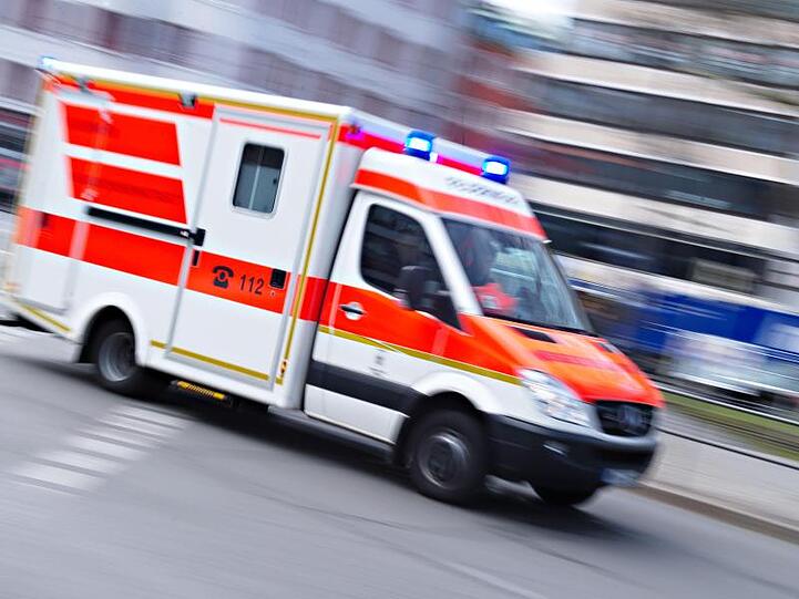 Ein Rettungswagen fährt mit Blaulicht. Foto: Nicolas Armer/dpa