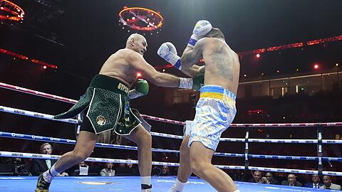 Tyson Fury (l) kämpfte gegen Oleksandr Usyk um mehrere Weltmeistertitel im Schwergewicht.
