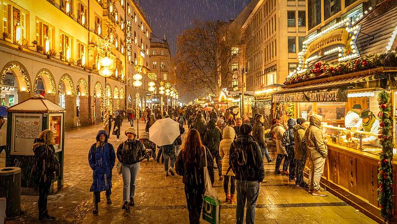 Das erste Adventswochenende begann mit dem Black Friday. Selbst vom Schmuddelwetter lassen sich die Einkäufer nicht abhalten. Das erste Adventswochenende begann mit dem Black Friday. Selbst vom Schmuddelwetter lassen sich die Einkäufer nicht abhalten.