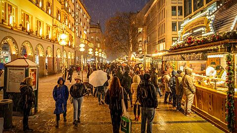 Das erste Adventswochenende begann mit dem Black Friday. Selbst vom Schmuddelwetter lassen sich die Einkäufer nicht abhalten.
