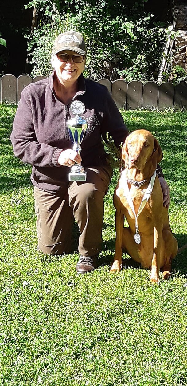 Jutta Zedelmaier mit Rüde Urax und seiner Auszeichnung zur bestandenen Verbandsgebrauchshundeprüfung. Jutta Zedelmaier mit Rüde Urax und seiner Auszeichnung zur bestandenen Verbandsgebrauchshundeprüfung.
