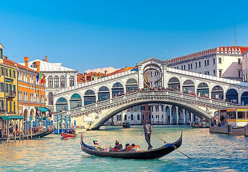 Die berühmte Rialtobrücke in Venedig ist ein Touristenmagnet. Die berühmte Rialtobrücke in Venedig ist ein Touristenmagnet.