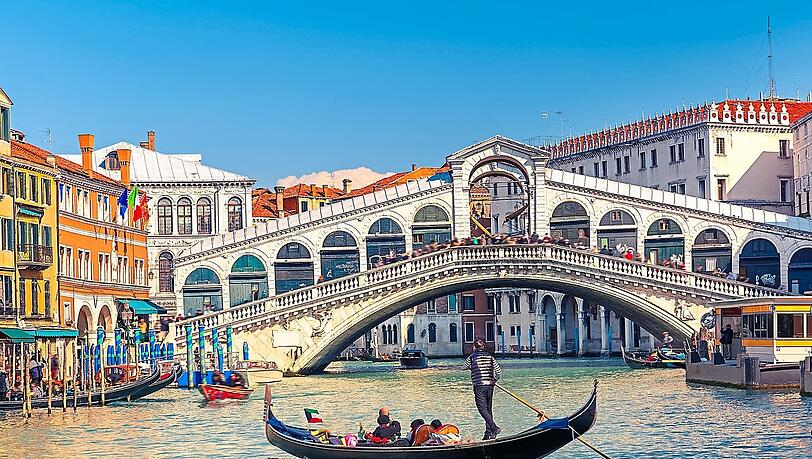 Die berühmte Rialtobrücke in Venedig ist ein Touristenmagnet.