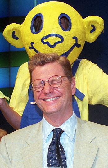 Hier begeistert sich Westerwelle für das FDP-Maskottchen "Liberalix".
