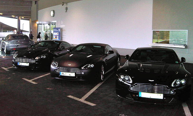 Modelle des neuen Hauptsponsors Aston Martin