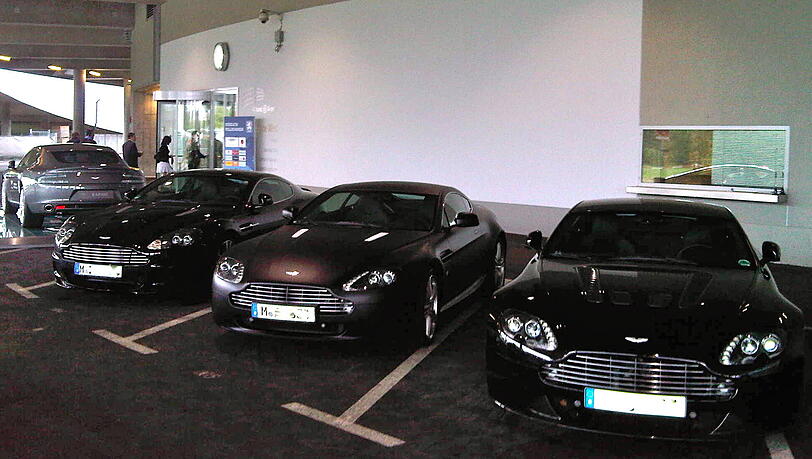 Modelle des neuen Hauptsponsors Aston Martin Modelle des neuen Hauptsponsors Aston Martin