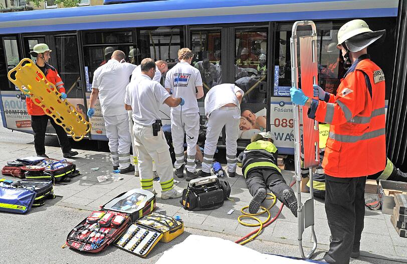 An der Ecke Valeppstraße und Perlacherstraße will ein Rentner (85) noch in den Bus einsteigen, als dieser losfährt. Er bleibt am Zwischengelenk hängen und wird eingeklemmt.