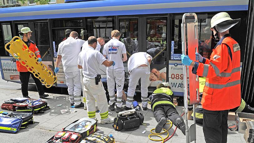 An der Ecke Valeppstraße und Perlacherstraße will ein Rentner (85) noch in den Bus einsteigen, als dieser losfährt. Er bleibt am Zwischengelenk hängen und wird eingeklemmt. An der Ecke Valeppstraße und Perlacherstraße will ein Rentner (85) noch in den Bus einsteigen, als dieser losfährt. Er bleibt am Zwischengelenk hängen und wird eingeklemmt.