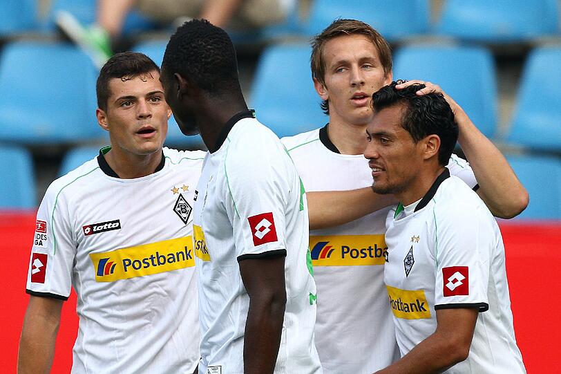 Erst 19 Jahre und schon 8,5 Millionen Euro schwer: GRANIT XHAKA (links auf dem Bild) ist Sinnbild für die Gladbacher Transferpolitik. Statt auf gestandene und routinierte Spieler zu bauen werden ausschließlich junge Spieler verpflichtet. Die hohe Investitionen stellen durchaus ein Risiko dar, weil es schwer abzuschätzen ist wie sich die jungen Spieler weiterentwickeln.