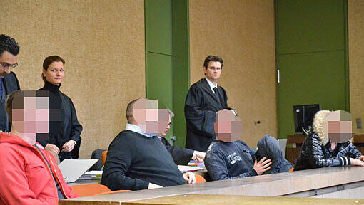 Die Hells Angels auf der Anklagebank (v. l.): Tino B. (29), Marcus M. (30), Andy H. (27) und Robert R. (36). Die Hells Angels auf der Anklagebank (v. l.): Tino B. (29), Marcus M. (30), Andy H. (27) und Robert R. (36).