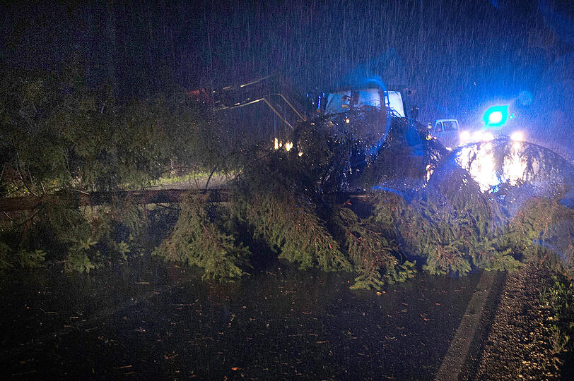 Die Feuerwehr in Bayern hatte mit zahlreichen umgestürzten Bäumen zu kämpfen. Teilweise wurden die Bäume mit Unterstützung der Landwirte von den Straßen geräumt.