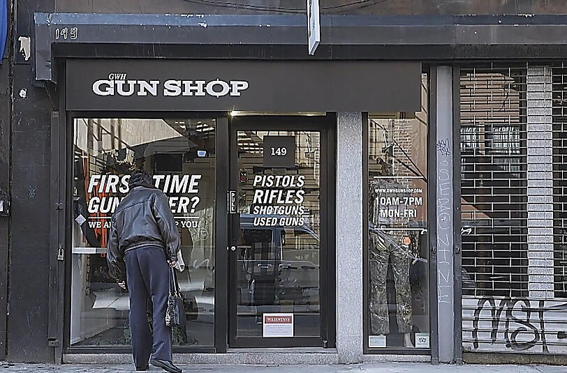 Knarren mit Killer-Geschichte: In einem neuen Waffengeschäft in New York erzählen Verkäufer den Kunden, wer mit der Ware bereits erschossen worden ist. Hinter der Aktion stecken Waffengegner.