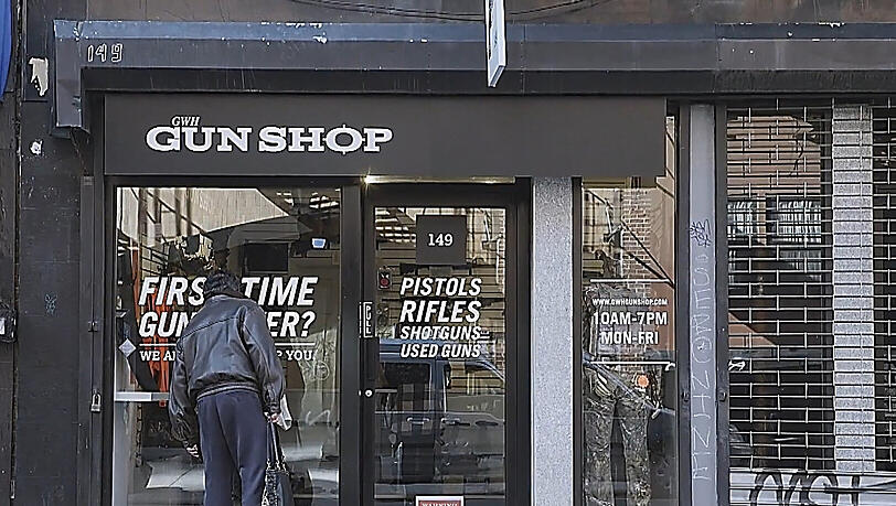 Knarren mit Killer-Geschichte: In einem neuen Waffengeschäft in New York erzählen Verkäufer den Kunden, wer mit der Ware bereits erschossen worden ist. Hinter der Aktion stecken Waffengegner. Knarren mit Killer-Geschichte: In einem neuen Waffengeschäft in New York erzählen Verkäufer den Kunden, wer mit der Ware bereits erschossen worden ist. Hinter der Aktion stecken Waffengegner.