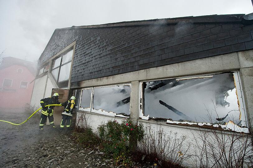 Feuerwehrmänner löschen Glutnester.