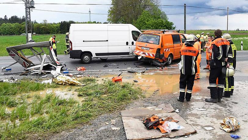 Bei dem heftigen Aufprall wurde der Anhänger vollkommen zertrümmert und der Inhalt herausgeschleudert.