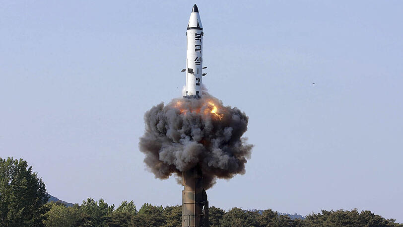 Start einer "Pukguksong-2"-Rakete in Nordkorea (Archivbild). Das Land hat am Dienstag erneut eine ballistische Rakete getestet.