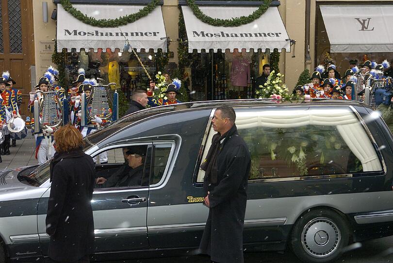 15.000 Menschen gaben Rudolph Moshammer das Geleit zum Mausoleum, in dem bereits seine Mutter Else begraben liegt.