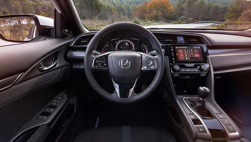 Das Cockpit des Honda Civic ist kein Muster an einfacher Bedienbarkeit - aber man gewöhnt sich schnell daran. Das Cockpit des Honda Civic ist kein Muster an einfacher Bedienbarkeit - aber man gewöhnt sich schnell daran.