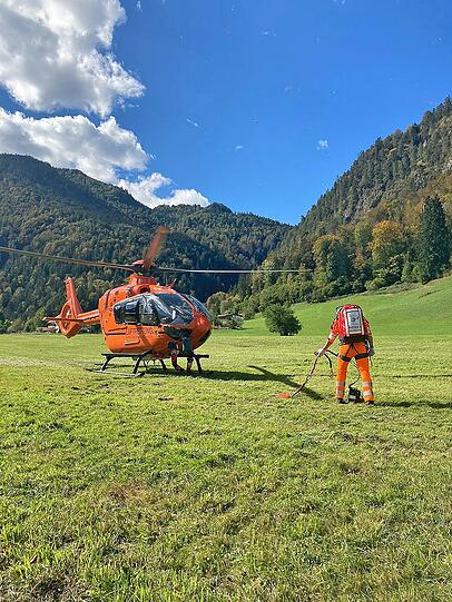Am Sonntag ist ein 52-Jähriger auf dem Wanderweg entlang des Talgrabens zwischen Almbachklamm und der Wallfahrtskirche in Ettenberg bewusstlos zusammengebrochen und trotz intensiver Wiederbelebungsversuche durch Ersthelfer und Einsatzkräfte verstorben