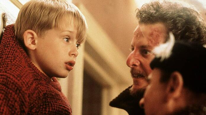Macaulay Culkin in "Kevin - Allein zu Haus" von 1990. Auch im Sequel "Kevin - Allein in New York" schlägt er sich auf eigene Faust durch.