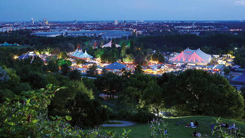 Tollwood-Stimmung im Olympiapark Süd.