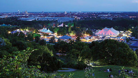 Tollwood-Stimmung im Olympiapark Süd.