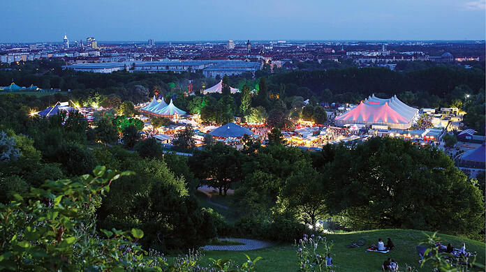 Tollwood-Stimmung im Olympiapark Süd.