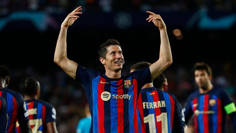 Robert Lewandowski vom FC Barcelona jubelt über ein Tor.