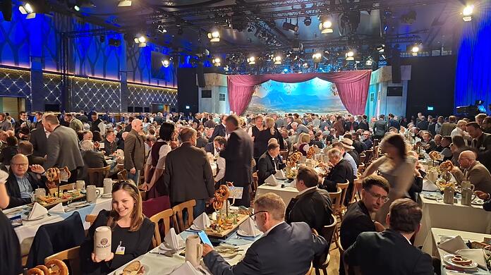Am Nockherberg feiern Politiker und Promis die Starkbierprobe 2024. Was gibt es im TV nicht zu sehen?