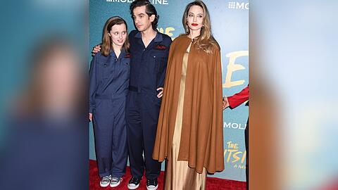 Vivienne (links) mit Justin Levine und ihrer Mutter Angelina Jolie bei der Broadway-Premiere.