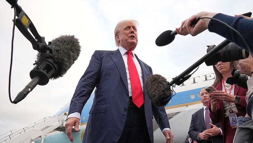 Trump schaltet sich aus Schottland in den Konflikt ein.