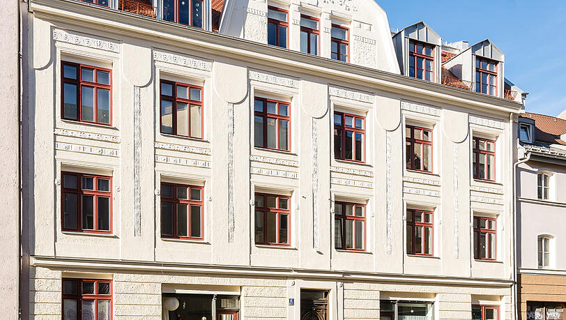 Die "M&uuml;nchner Wohnen" hat das Geb&auml;ude saniert, um die Bausubstanz des Mehrfamilienhauses mit sieben Wohnungen und einer Gewerbeeinheit zu erhalten.