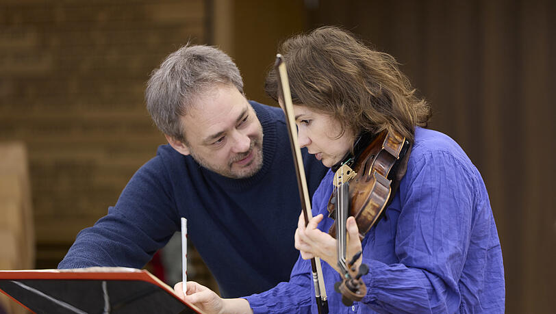 Patricia Kopatchinskaja und der Komponist M&aacute;rton Ill&eacute;s bei einer Probe mit dem M&uuml;nchener Kammerorchester.