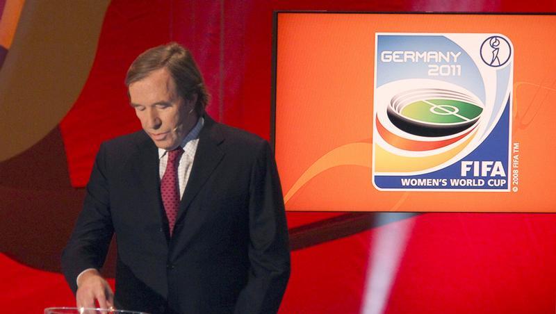 Günther Netzer betätigt sich als "Losfee". Günther Netzer betätigt sich als "Losfee".
