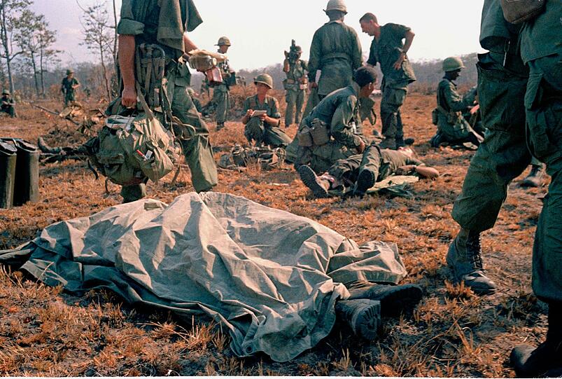 Ein toter US-Soldat liegt 1967 auf einem Schlachtfeld. Ein Laken ist über ihn ausgebreitet.