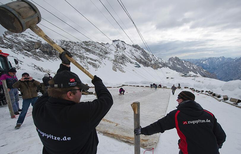 Arbeiter decken auf dem Zugspitzplatt bei Grainau den Gletscher mit einer Plane ab, um ein Abschmelzen zu verhindern. Deutschlands einziger Gletscher soll waehrend der warmen Sommermonate mit der 500 bis 600 Quadratmeter grossen Plane vor Sonne und Regen geschuetzt werden.