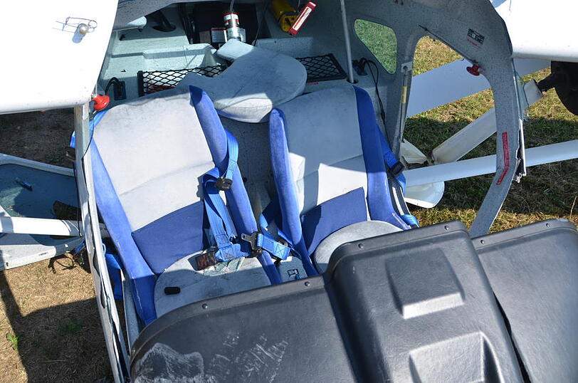 Die Bilder vom Absturzort: Ein Leichtflugzeug ist kurz nach dem Start wieder auf dem Boden aufgeschlagen.
