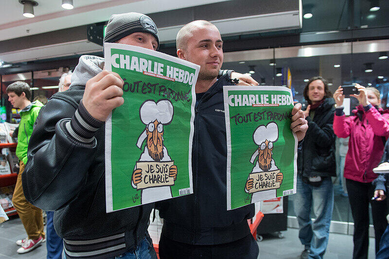 Auch in Berlin gab es großen Andrang: Kenny Rebenstock (l) und Nico Hirte haben soeben das Satiremagazin Charlie Hebdo erstehen können. Sie hatten seit Mitternacht vor der Buchhandlung gestanden, um um 5 Uhr morgens die beiden einzigen Exemplare zu ergattern.