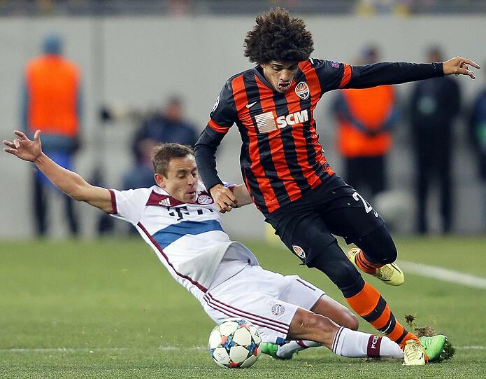 RAFINHA - NOTE 3 - Legte sich mit Luiz Adriano an &ndash; sah Gelb. Unnötig (23.). Hatte seine rechte Seite defensiv gut im Griff.