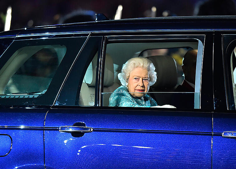 Superstars, Tiere und jede Menge TamTam - die Bilder von der bombastischen Geburtstagsfeier für Queen Elizabeth II.