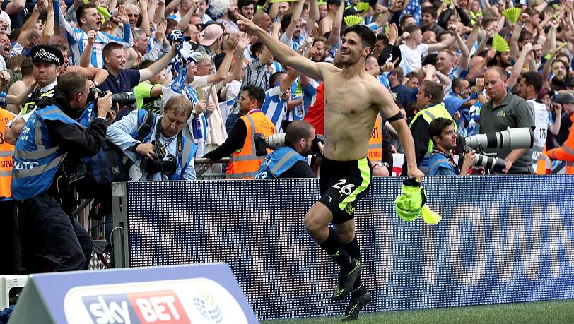 Ein Moment purer Ekstase: Ex-Löwe Christopher Schindler nach seinem goldenen Elfmetertreffer, mit dem er Huddersfield Town in die Premier League schoss. Ein Moment purer Ekstase: Ex-Löwe Christopher Schindler nach seinem goldenen Elfmetertreffer, mit dem er Huddersfield Town in die Premier League schoss.