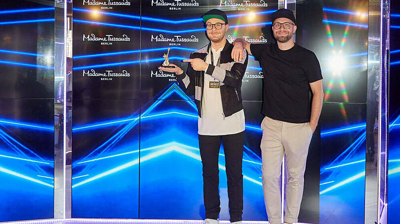 Mark Forster neben seiner Kopie aus Wachs.