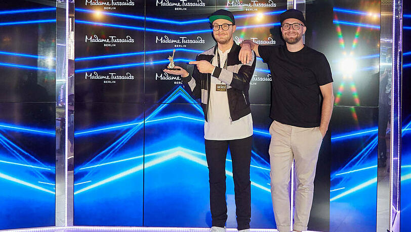 Mark Forster neben seiner Kopie aus Wachs. Mark Forster neben seiner Kopie aus Wachs.