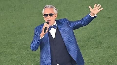 Stimmte die anwesenden Fans mit klassischen Kl&auml;ngen auf das Turnier ein: Andrea Bocelli.