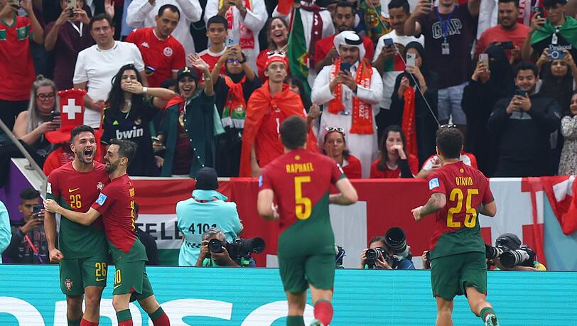 Portugals Goncalo Ramos (l) jubelt nach seinem Tor zum 5:1.