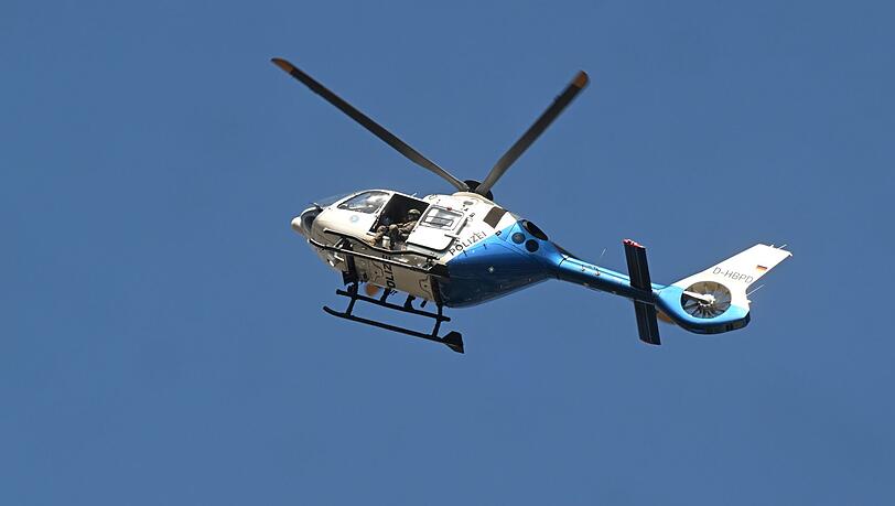Mit einem Polizeihubschrauber suchten die Beamten nach dem Verdächtigen. (Archivbild)
